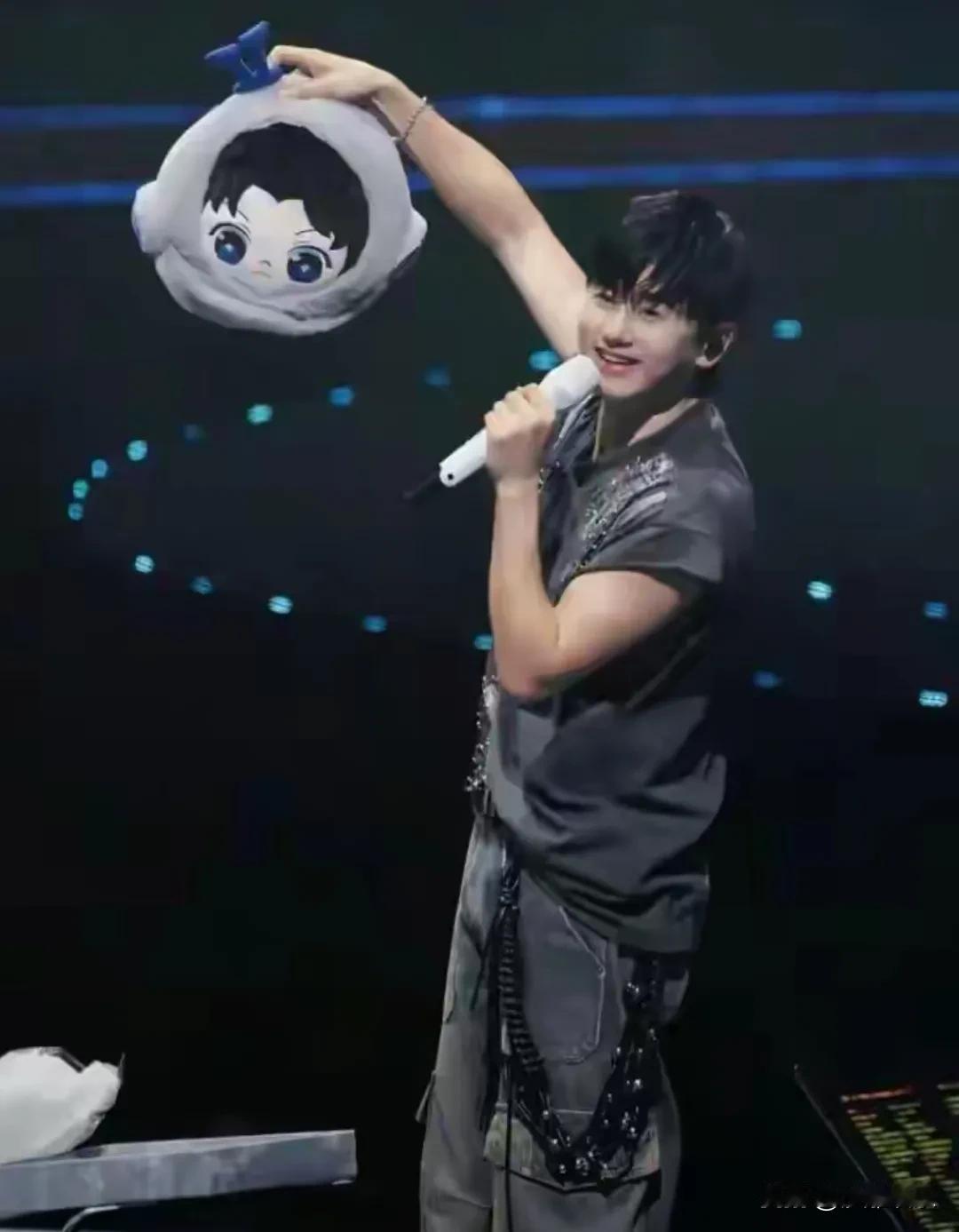 别人家偶像宠粉发照片，张杰直接给粉丝发金条！成都演唱会上，他请全场吃年夜饭，还抽