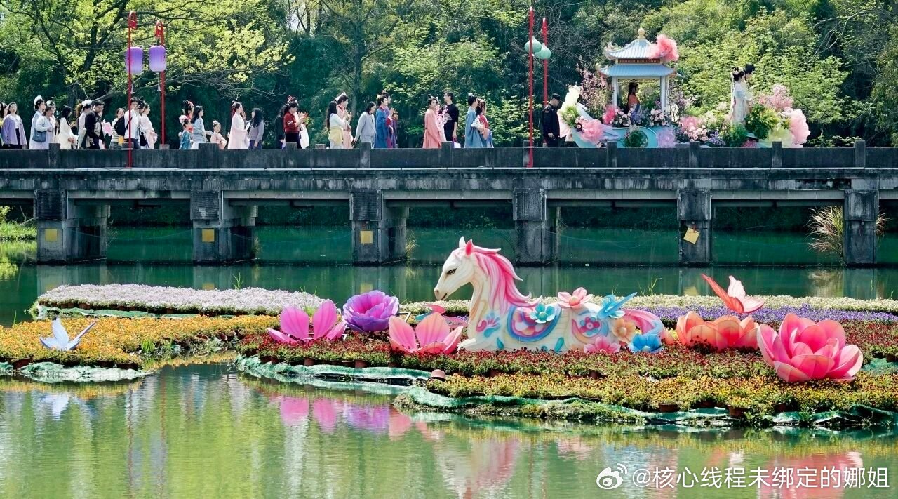 王俊凯和花西子一起耍花朝花朝节也真的需要化妆看着这些小姐姐小哥哥也用了真是好看 