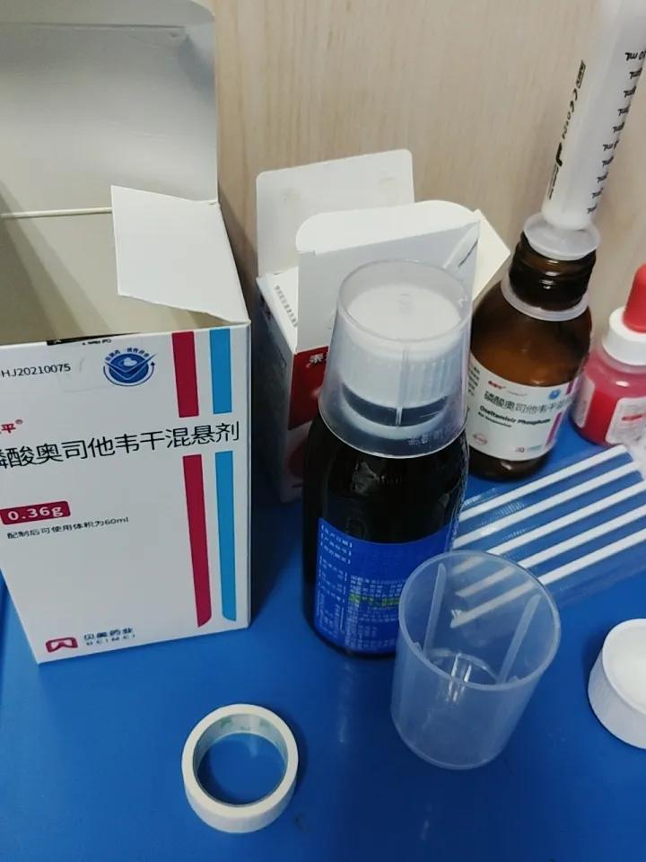 不幸染上甲流了，早上体温38度，住院输上液后，体温竟一直维持在39.2度，着实吓