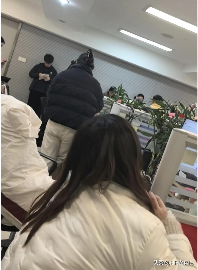 背调摊上事了[流泪]西北大区hr对一个法务岗的候选人（对方在职）背调，结果这边背