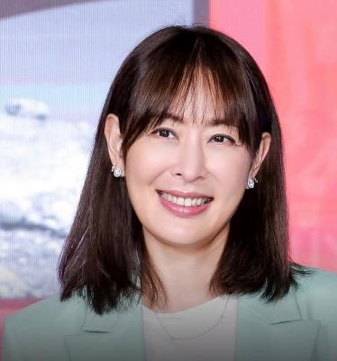 最近台北101大厦董事长贾永婕是不停地向绿营民进党表忠心，甚至都公开为自己读初中