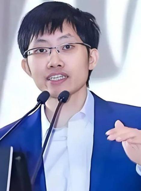 中美差距到底有多大？
梁文锋毫不避讳、一针见血地回答：“表面上中国 AI 与美国