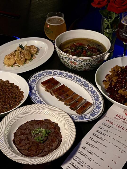 成都约会新地标｜在玫瑰花海里吃川菜喝精酿
