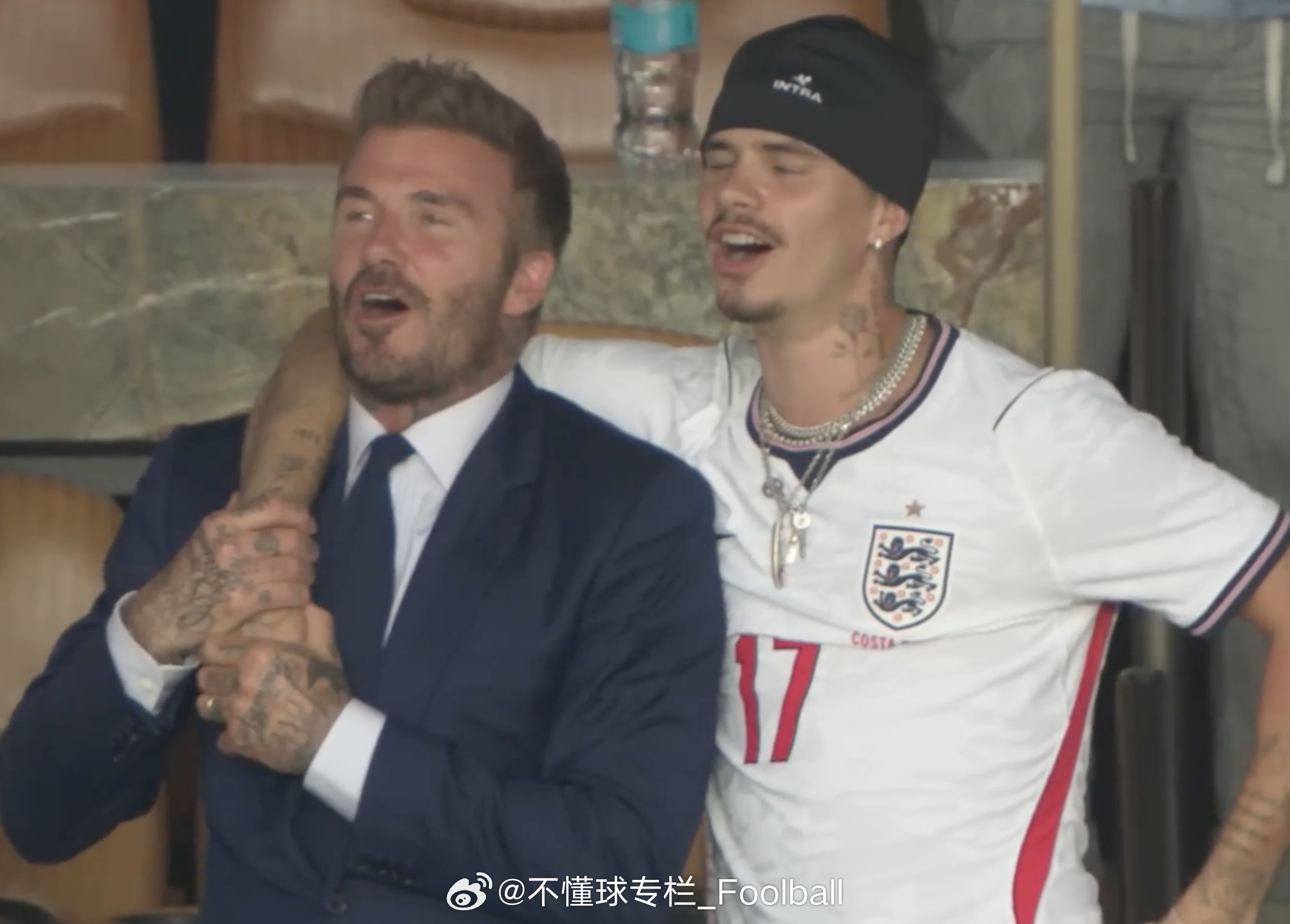 看FOX赛后的时候看到这一幕，有点希望下次给小贝一个麦，听他和Romeo唱唱Wo