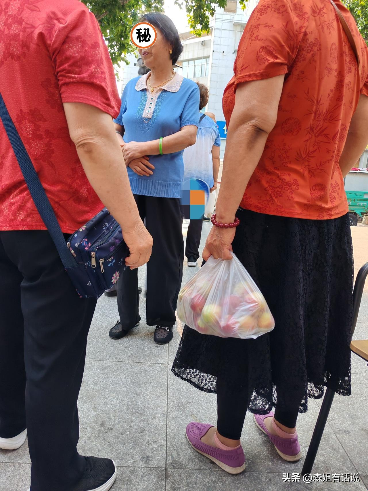 女人还是要对自己好一点
这是我昨天在一个咖啡店外面拍摄的几张图，这几个大姨惊到我