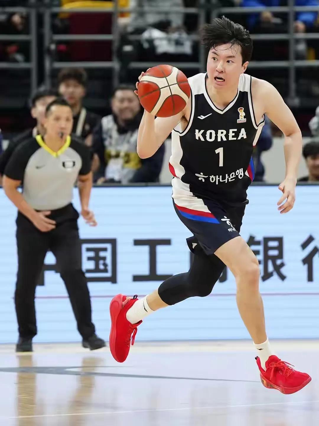 中国男篮主场被韩国男篮打爆，真的太意外了， 中国76-80不敌韩国，看比分才输4