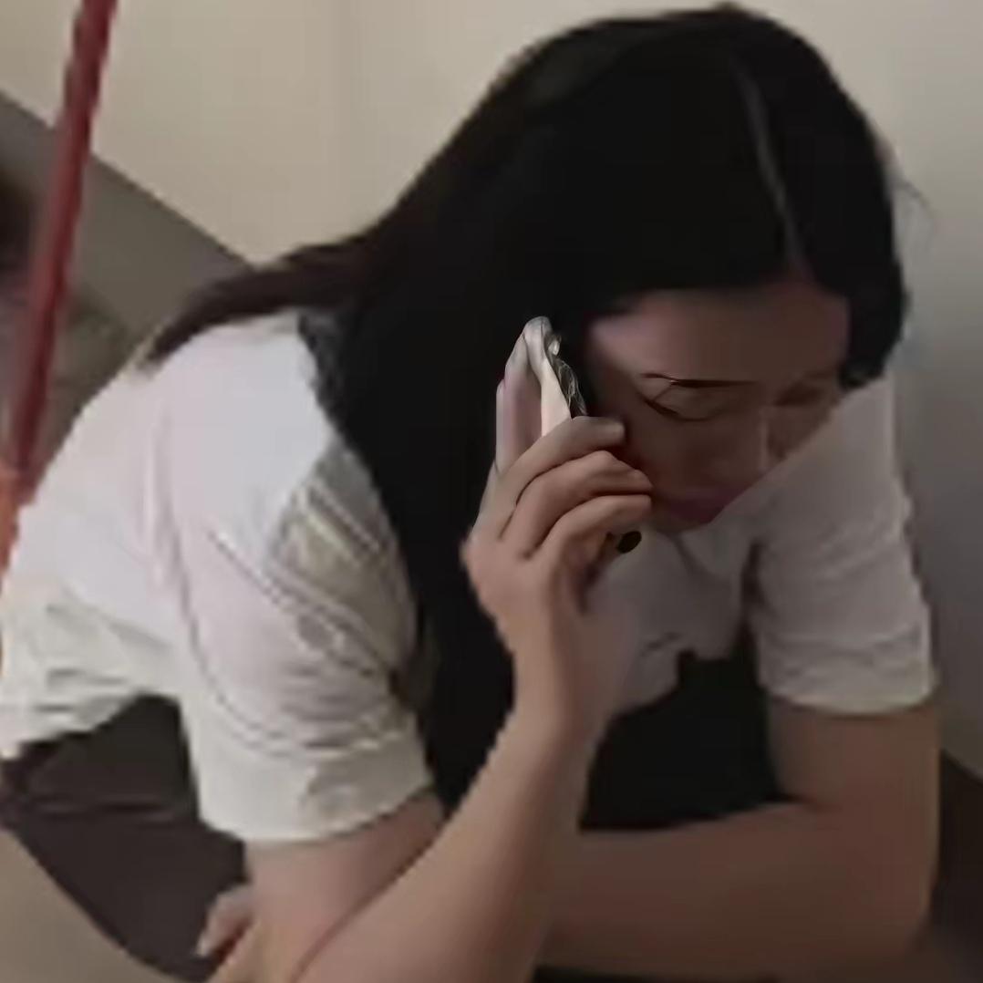 你能想象吗？一位远嫁的女儿，竟哭着给爸爸打电话借500块钱！这背后到底藏着什么难