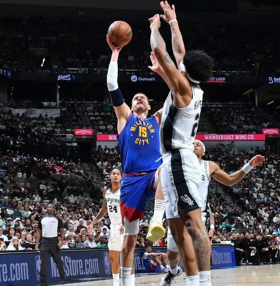 掘金 128-118 战胜马刺！约基奇半场狂砍 23 分，正式解锁赛季奖项评选资