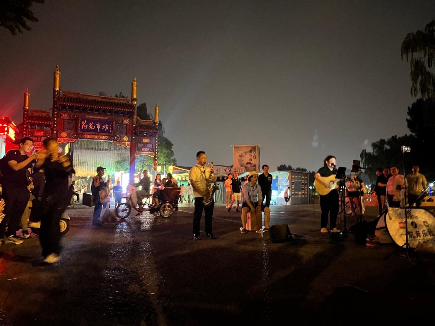 什刹海奇妙夜。我今天掐指一算，虽然不是啥节假日，鼓楼应该会亮灯，去什刹海过一个初