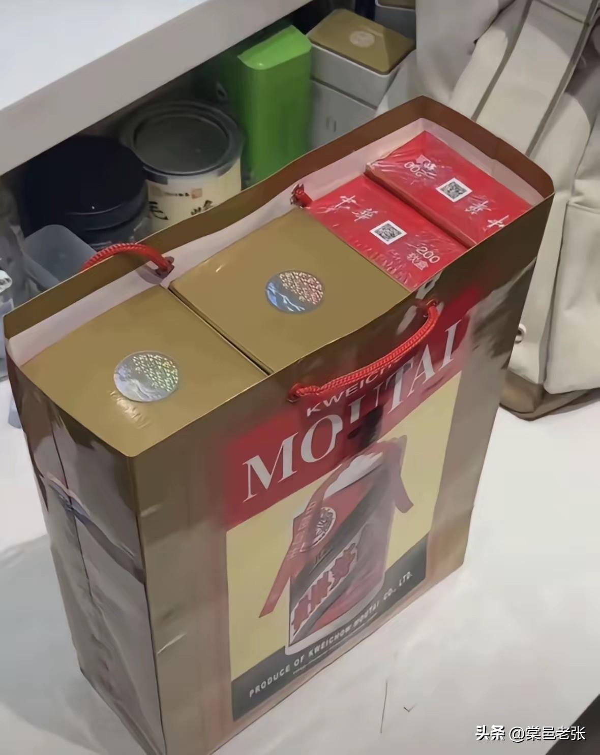 茅台所售的不只是酒，更是人情世故的载体。常言道“烟搭桥，酒铺路”，于社交场合，一