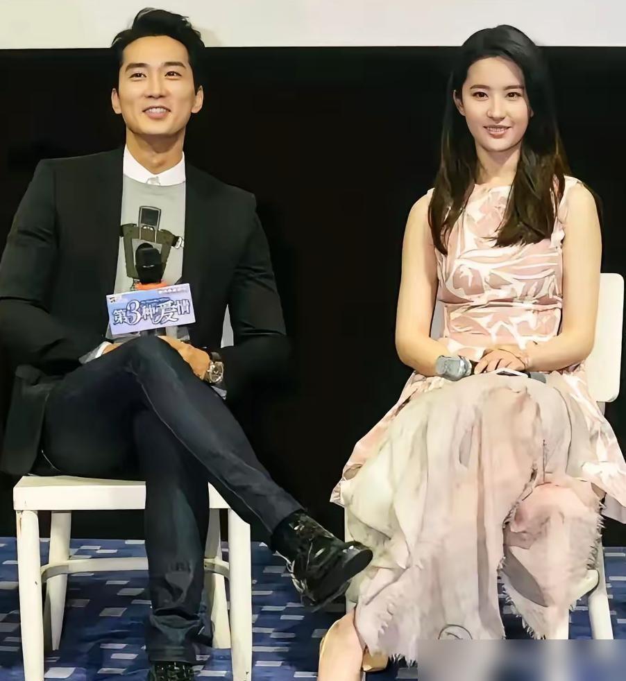 狗仔跟了刘亦菲大半年，最后直播告诉大家：我拍了个寂寞。
 
跟宋承宪分手都八年了