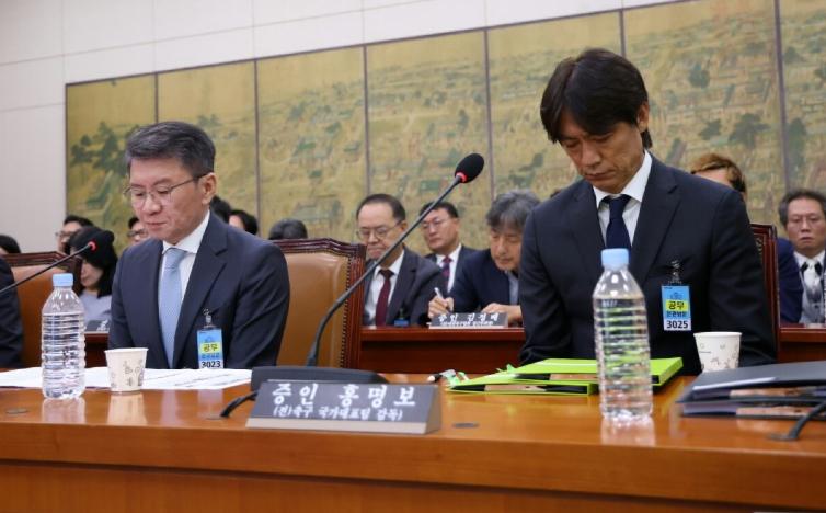 性丑闻披露后，足协向国民道歉

备受批评的韩国足协就一系列争议事件致歉，这些争议