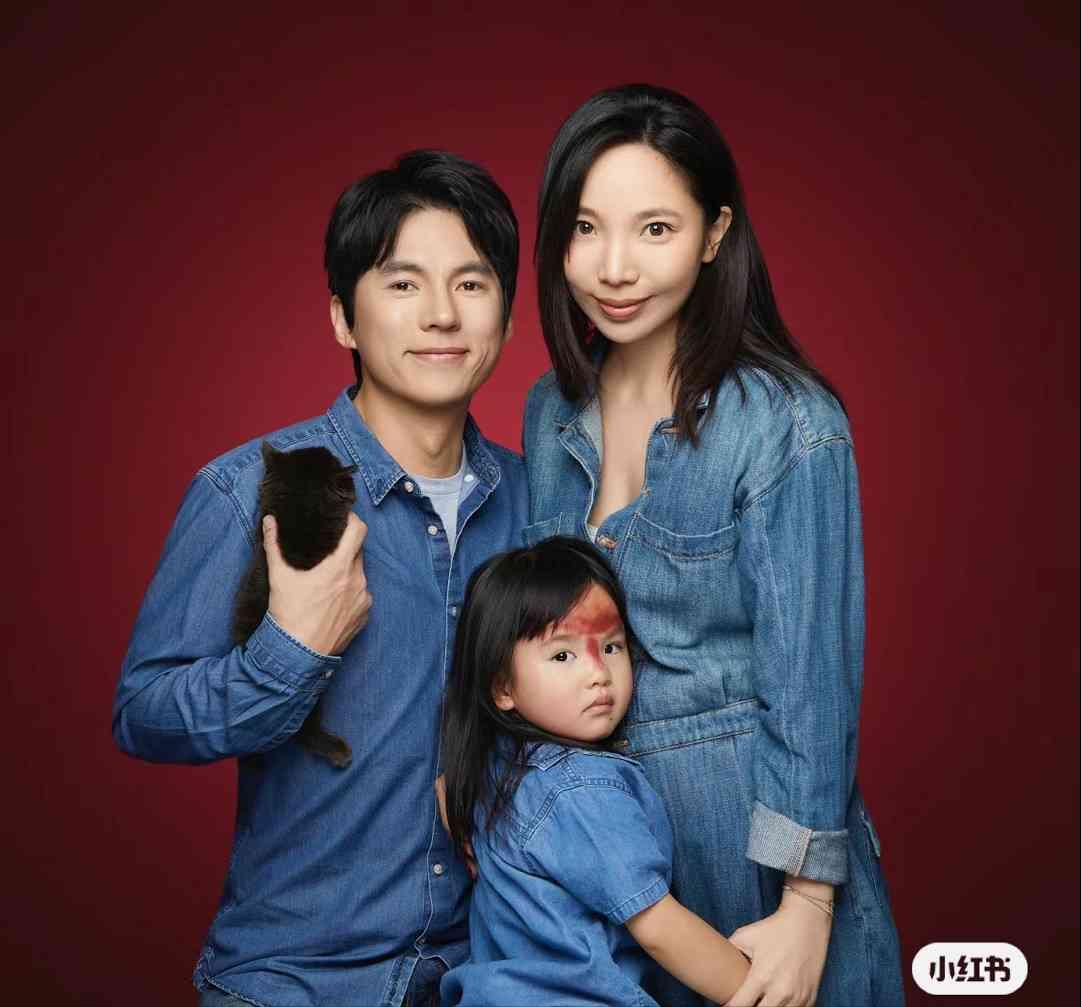 这照片怎么这么惊悚！ 宋宁峰、张婉婷一家三口的照片好诡异呀，女的比男的高这么多
