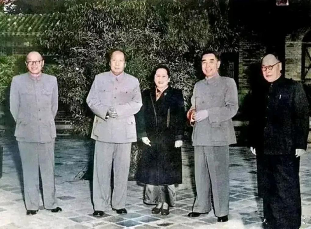 上世纪50年代末，左起：张闻天，毛主席，宋庆龄，周总理，陈毅元帅在一起。

 