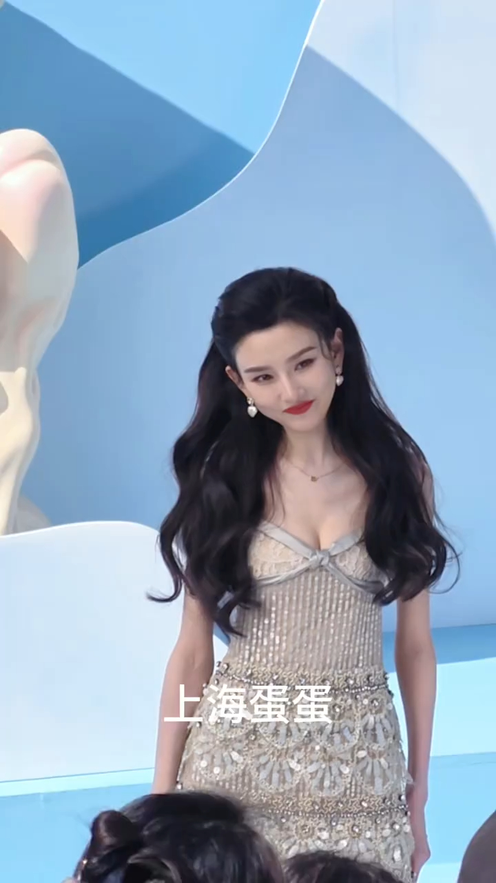 宋祖儿上海活动｜华伦天奴直播完全是妈妈级别 