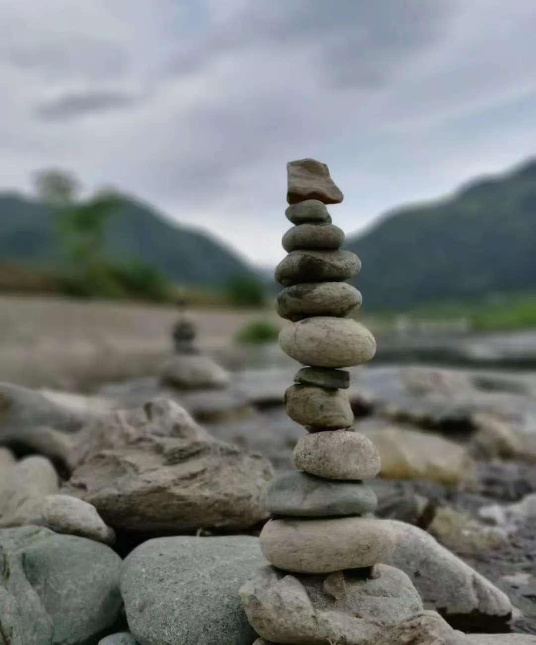 不管你是否相信，
一个人真的会在经历了一些事情之后，
悄悄换了一种性格。
有时候