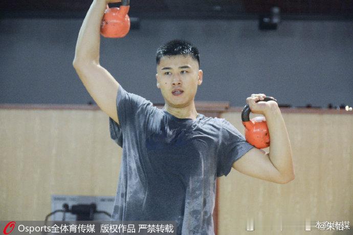 距离CBA新赛季本土球员注册窗口关闭只剩四天，青岛男篮的阵容也逐渐清晰。贾诚正式