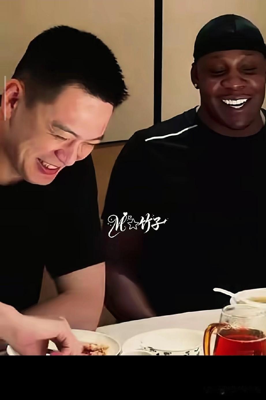 老友重聚，活动结束后杨鸣请哈德森下馆子！

杨鸣和哈德森活动结束后，二人一同离开