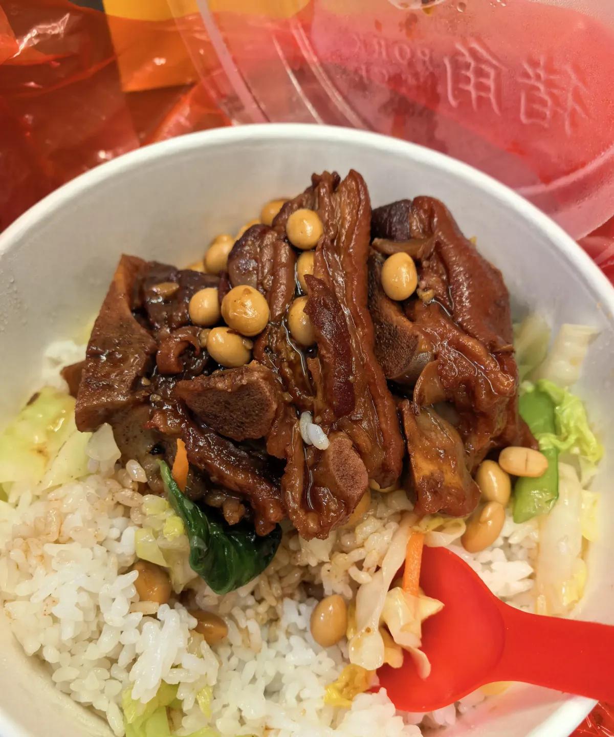 厦门站候车厅里一瓶矿泉水卖到八块，快餐最低三十八，网友把价签拍成一排发上网，直接