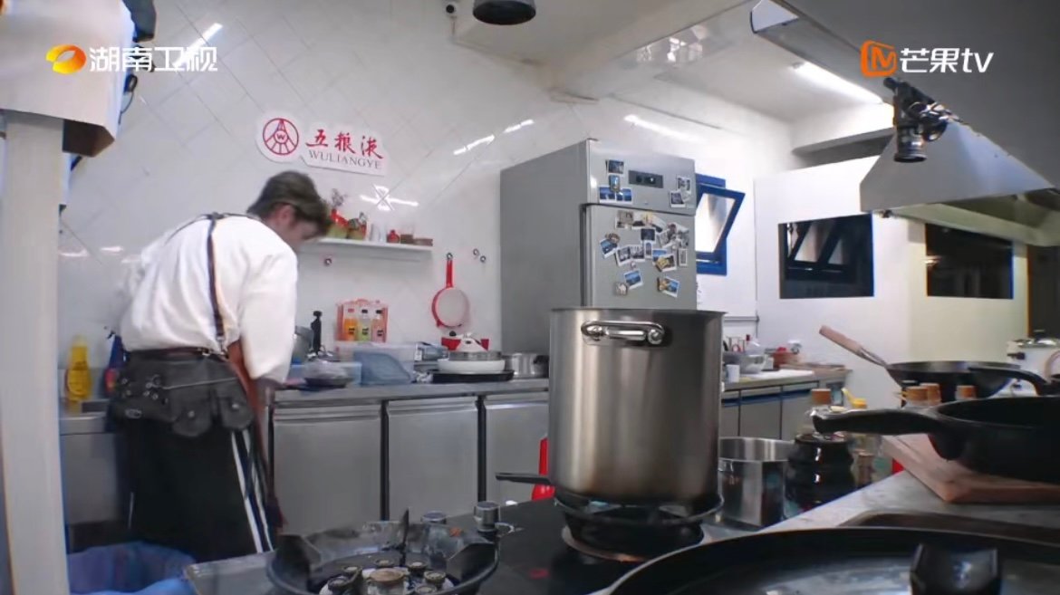 丁禹兮[超话]终于有人看穿了丁禹兮的逞强中餐厅 丁禹兮切菜时不慎伤了手，鲜红的血
