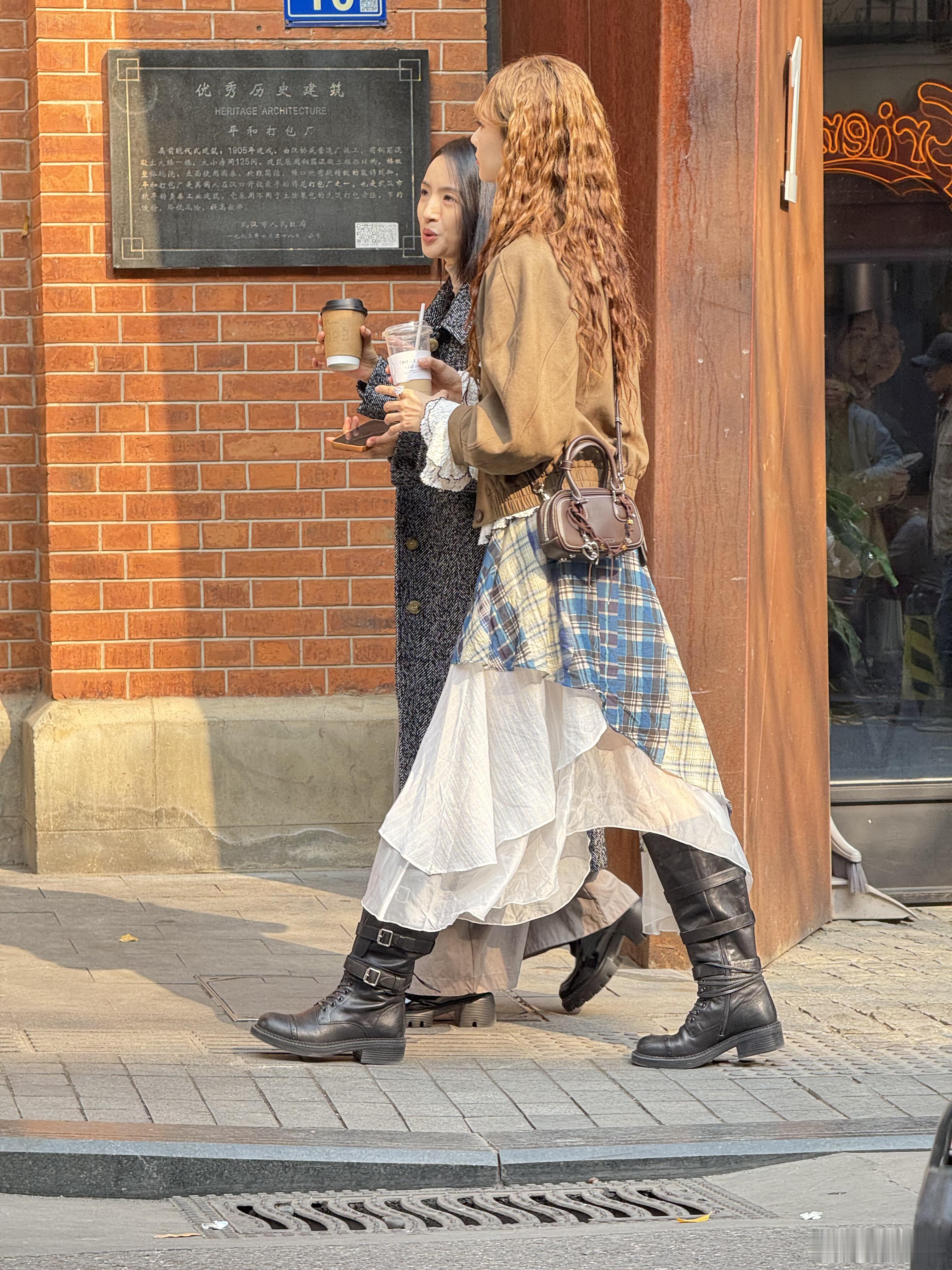 偶遇林依晨张艺凡在武汉青岛路拍戏，林依晨本人好瘦好美，依然是湘琴的样子！ 