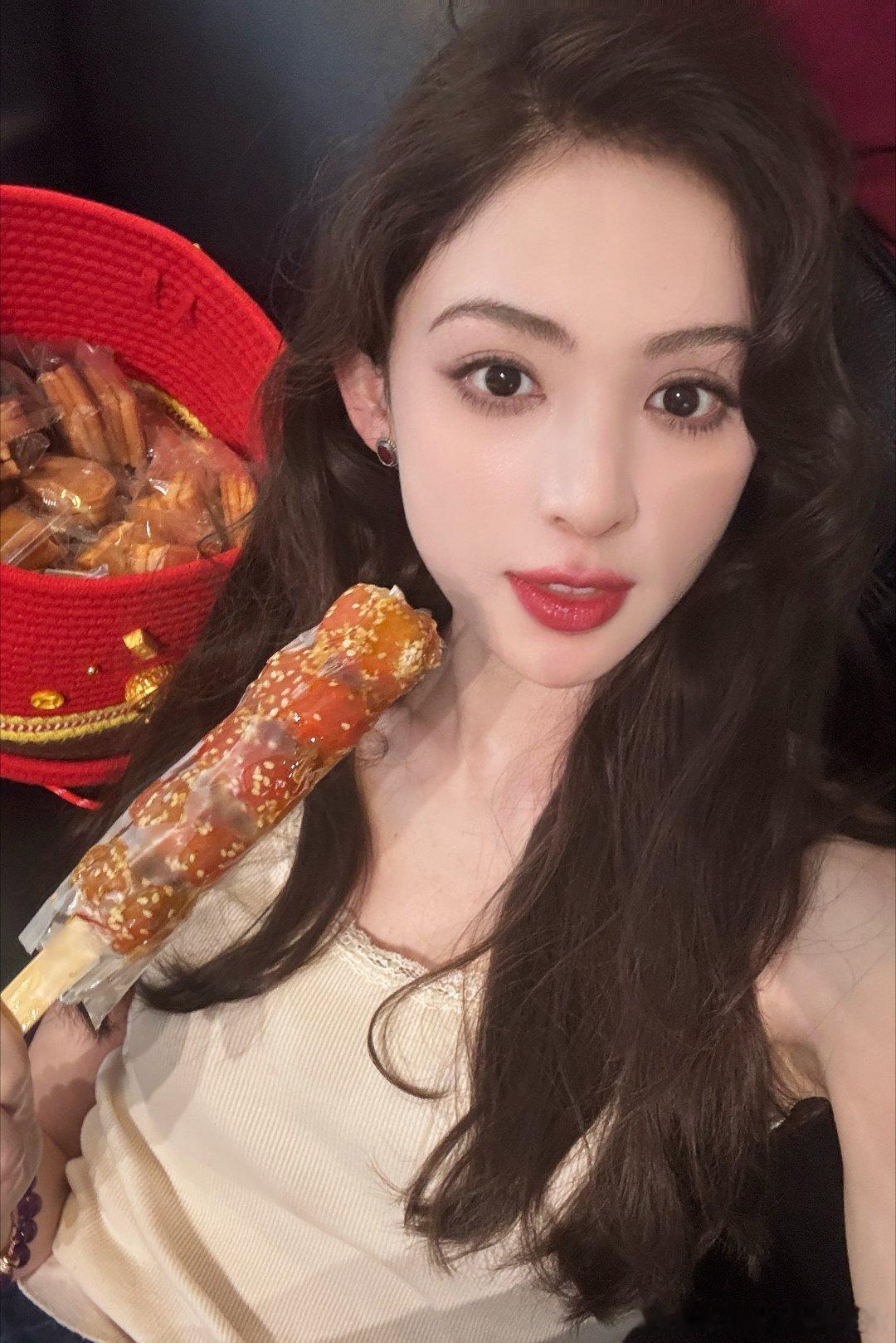 娜扎红红火火圆圆满满  希望娜扎在新的一年，像元宵佳节一样团团圆圆。事业风生水起