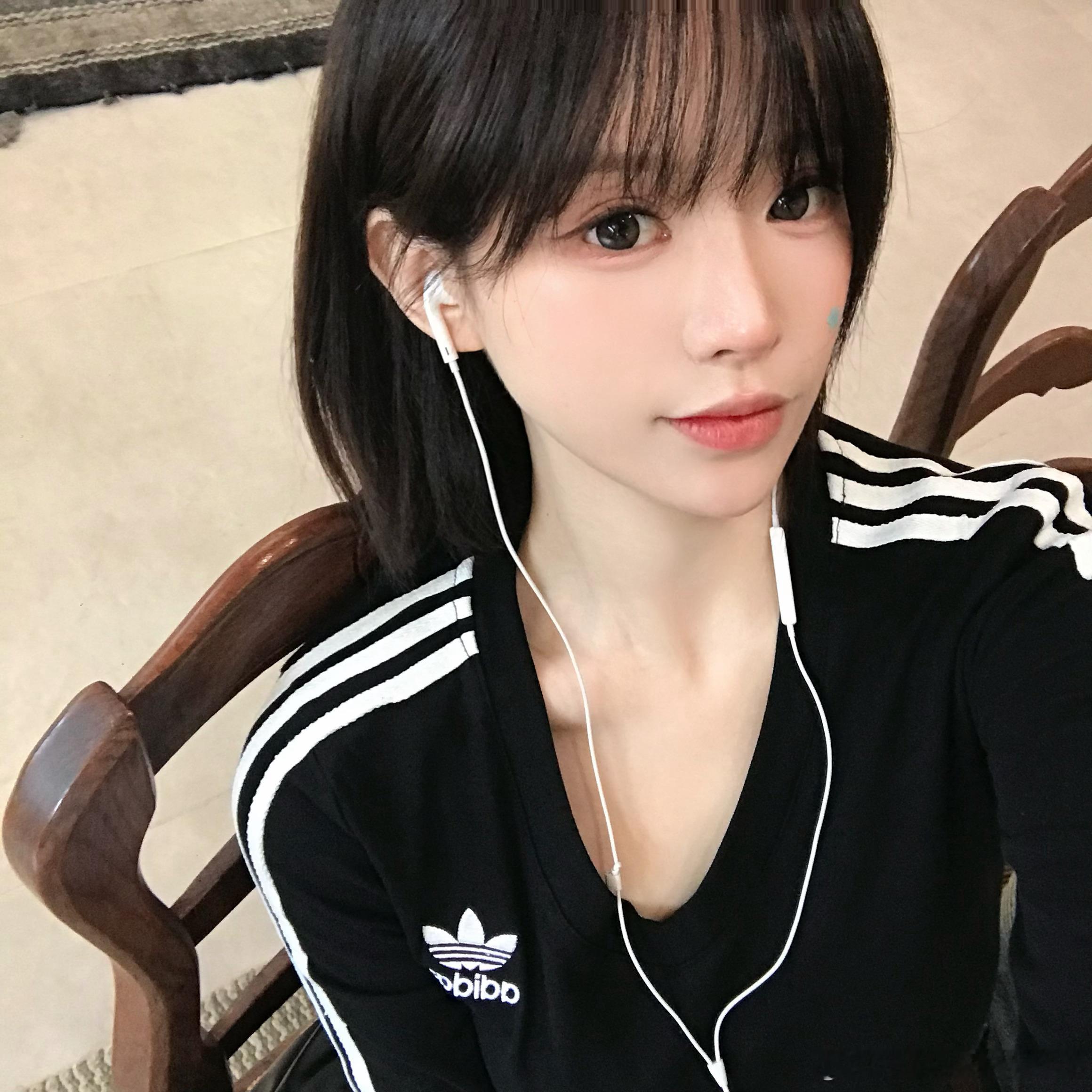 昨天出门给我拍爽了🖤好多图根本发不完巨显瘦的一套啊哈哈哈哈哈我就是这么势利，显