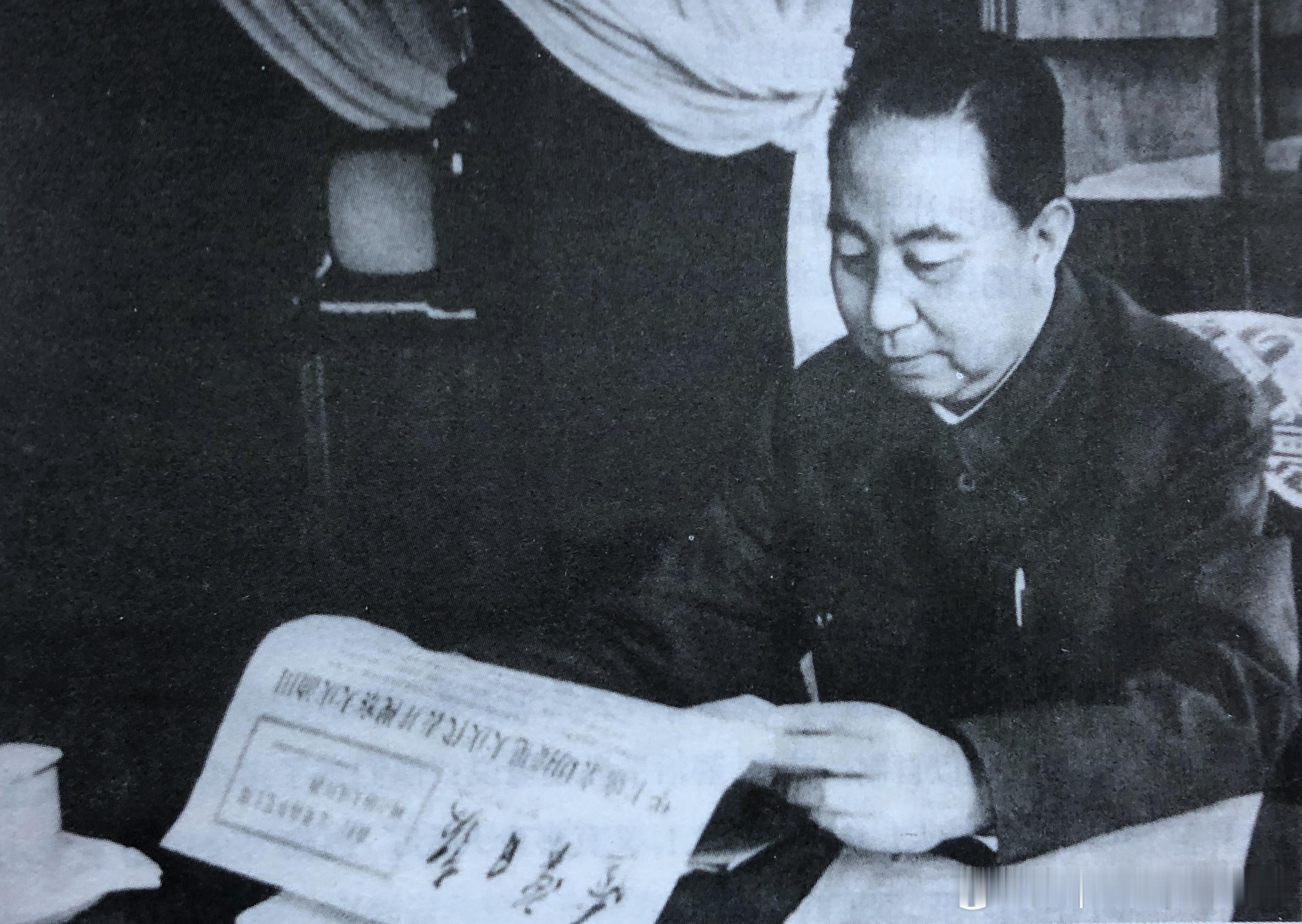 1978年5月11日华国锋访问朝鲜回国途经沈阳翻阅《辽宁日报》历史影像 ​​​