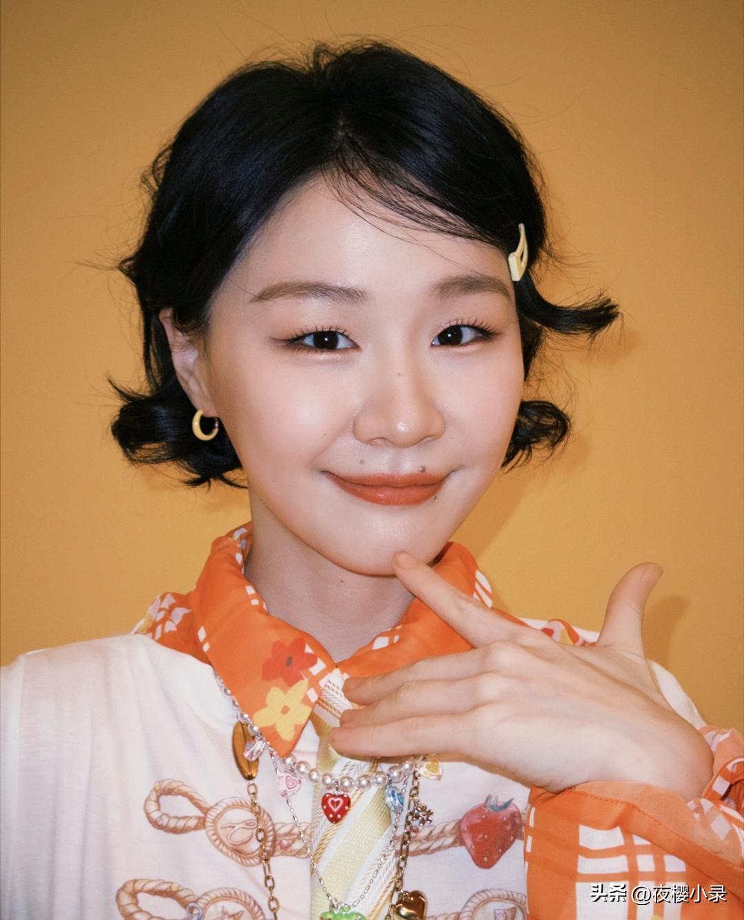 34岁的金靖有着同龄人不一样的成熟。金靖是那种古灵精怪大大咧咧的女孩子，笑容也很