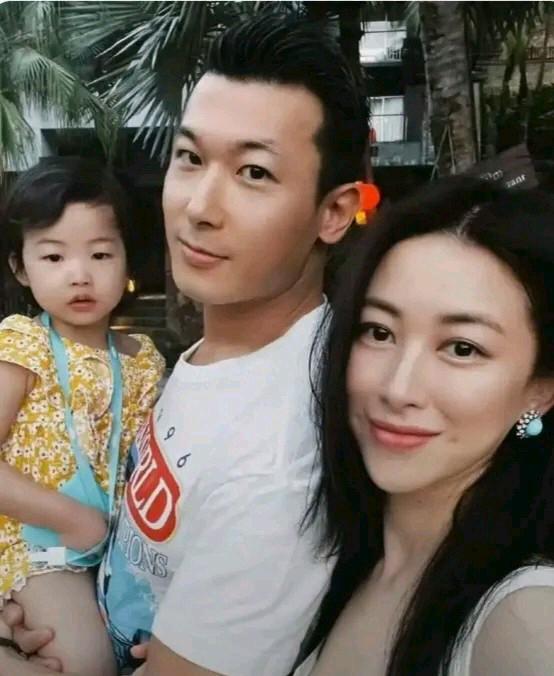 朱珠一家三口是真的幸福和谐！7月3日她晒出和老公、孩子在意大利旅游的照片，一屋三