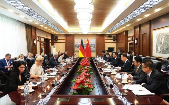 签约了，德国派人来中国。6月18日，农业农村部部长张柱在北京会见德国联邦农业、食
