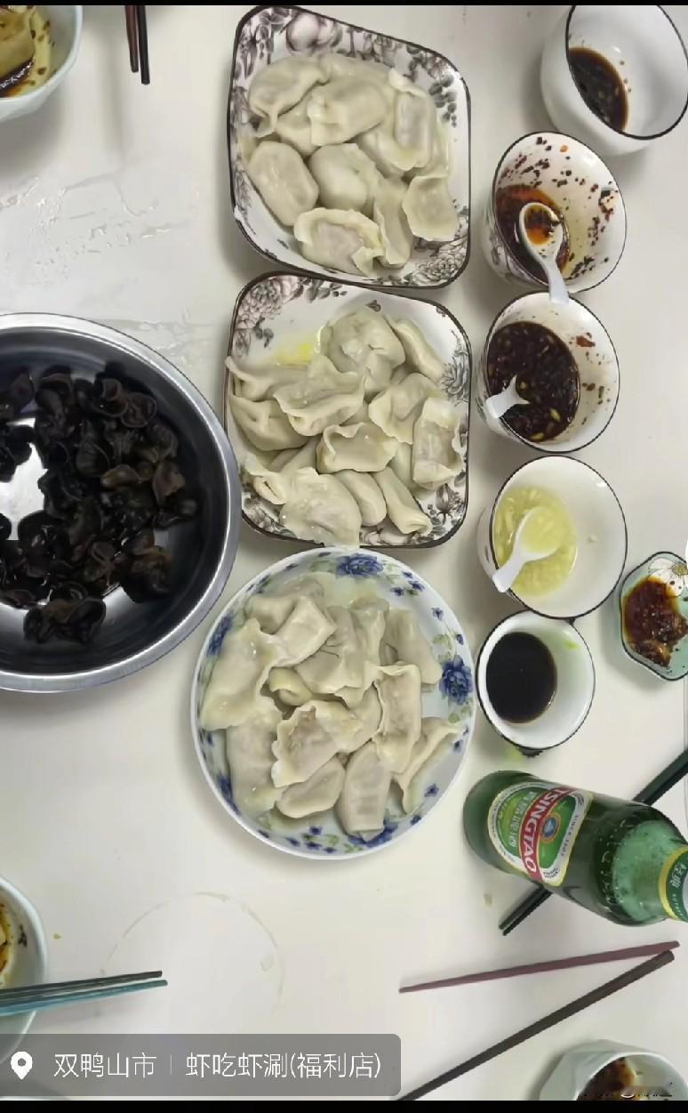 广东东莞的沈晓阳寻亲成功后，终于吃上了东北黑龙江家人包的东北口味的饺子。
记者曾