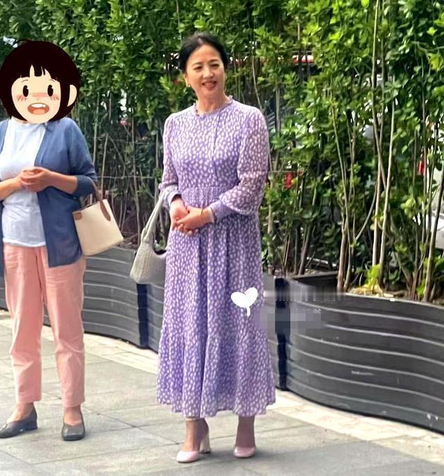 9月10日，网友偶遇刘亦菲的母亲刘晓莉。虽然有些发福，但气质依旧出众。她手挽名牌