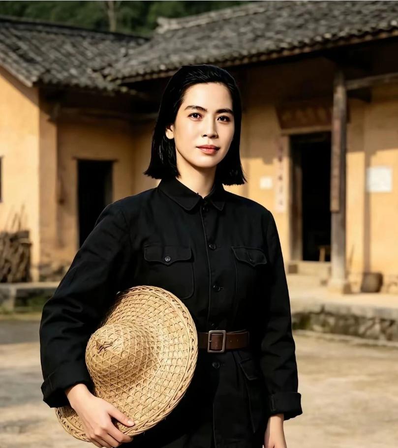 在红军时期，贺子珍是公认的“永新一枝花”、“井冈山之花”。她身材高挑、皮肤白净，