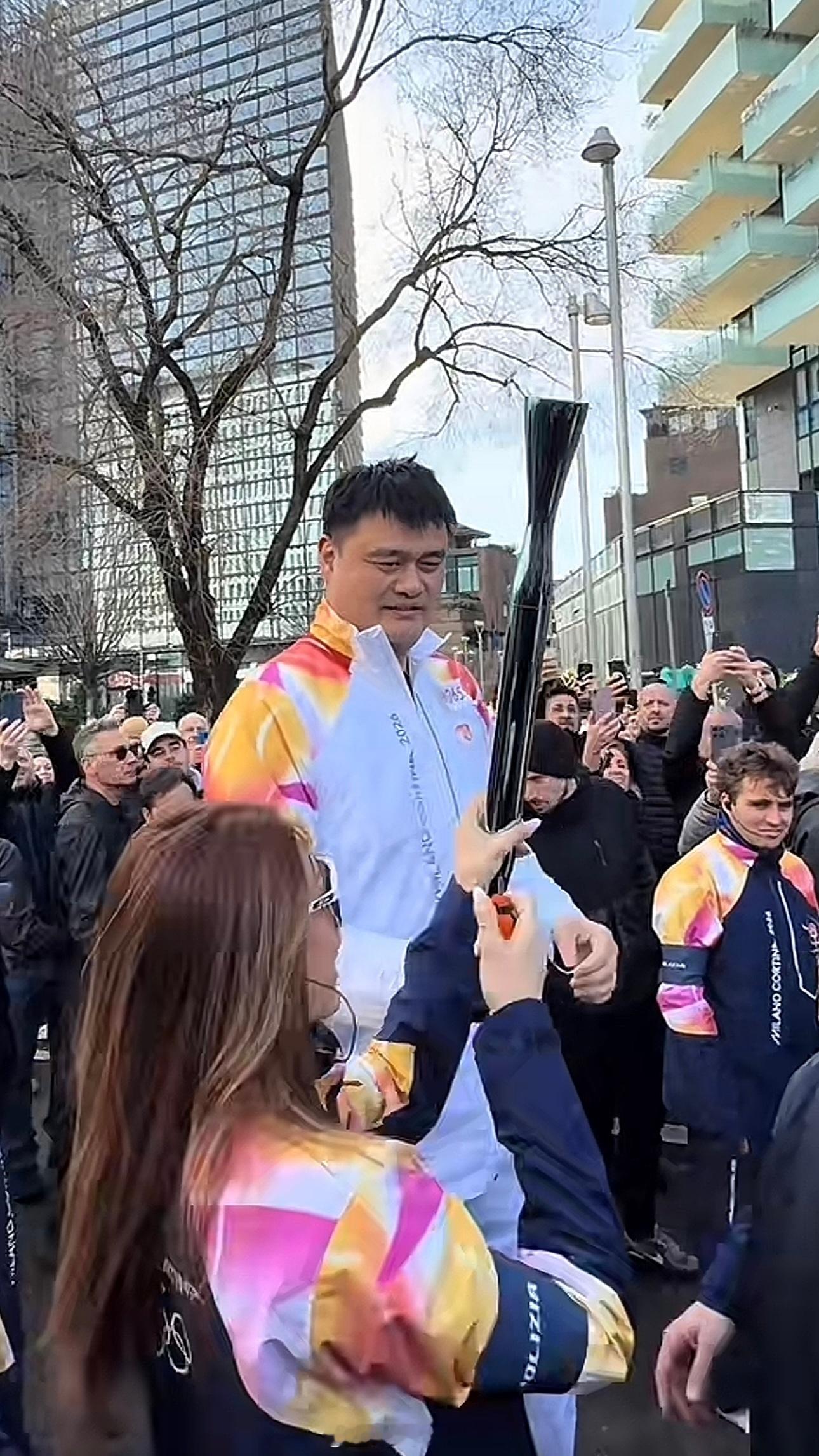 姚明现身米兰街头传递冬奥火炬，国外球迷围堵抢着合影，人气直接拉满！还要亮相米兰冬