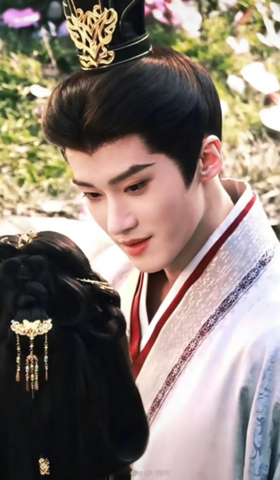 体感现在拍的古偶剧男的越来越娘的原因之一就是：眼睛妆太浓……只要是古偶都化了，这