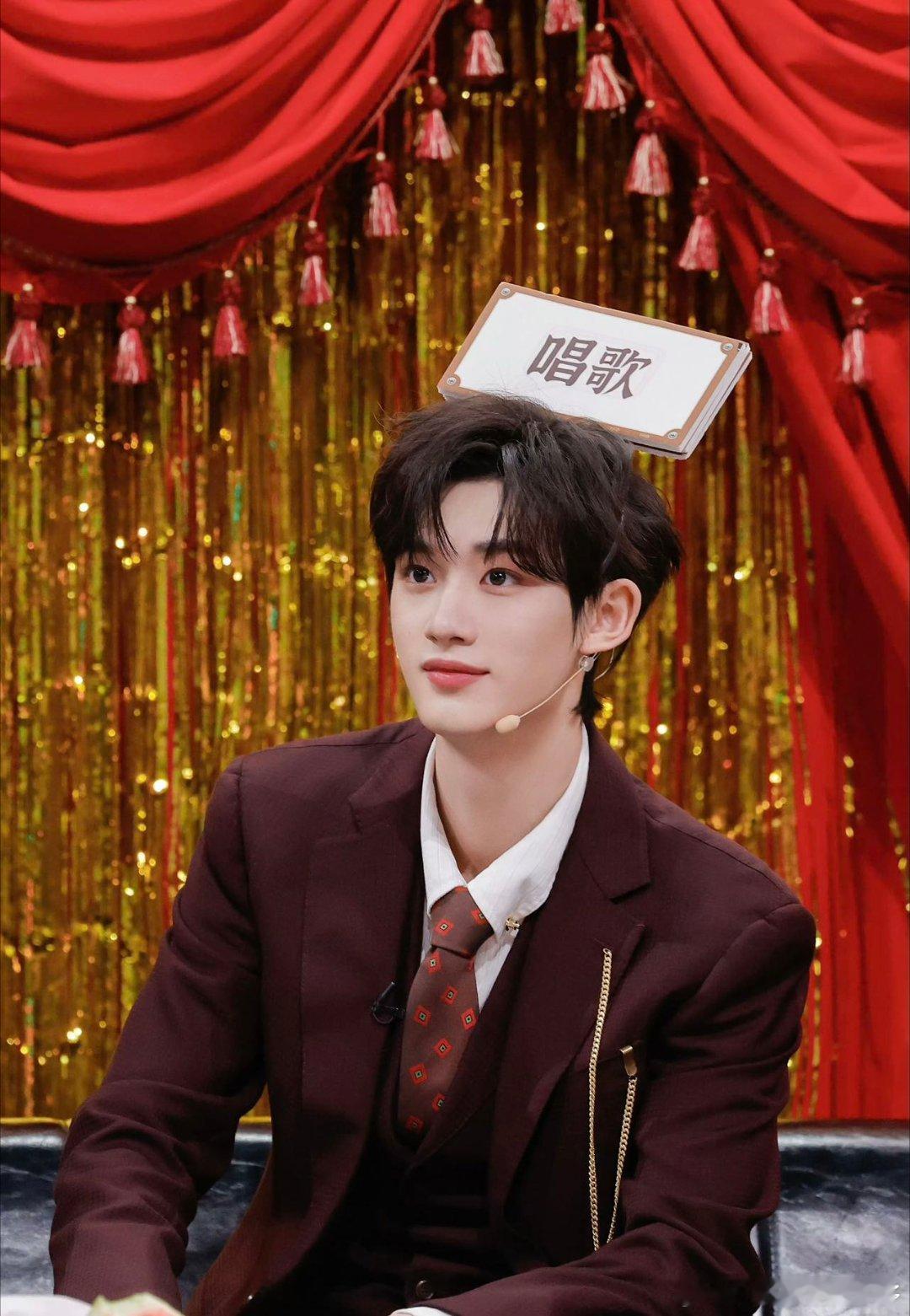 爱情买卖也在丁程鑫的曲库里  共同曲库有了，这可难不倒接歌小能手丁程鑫。 