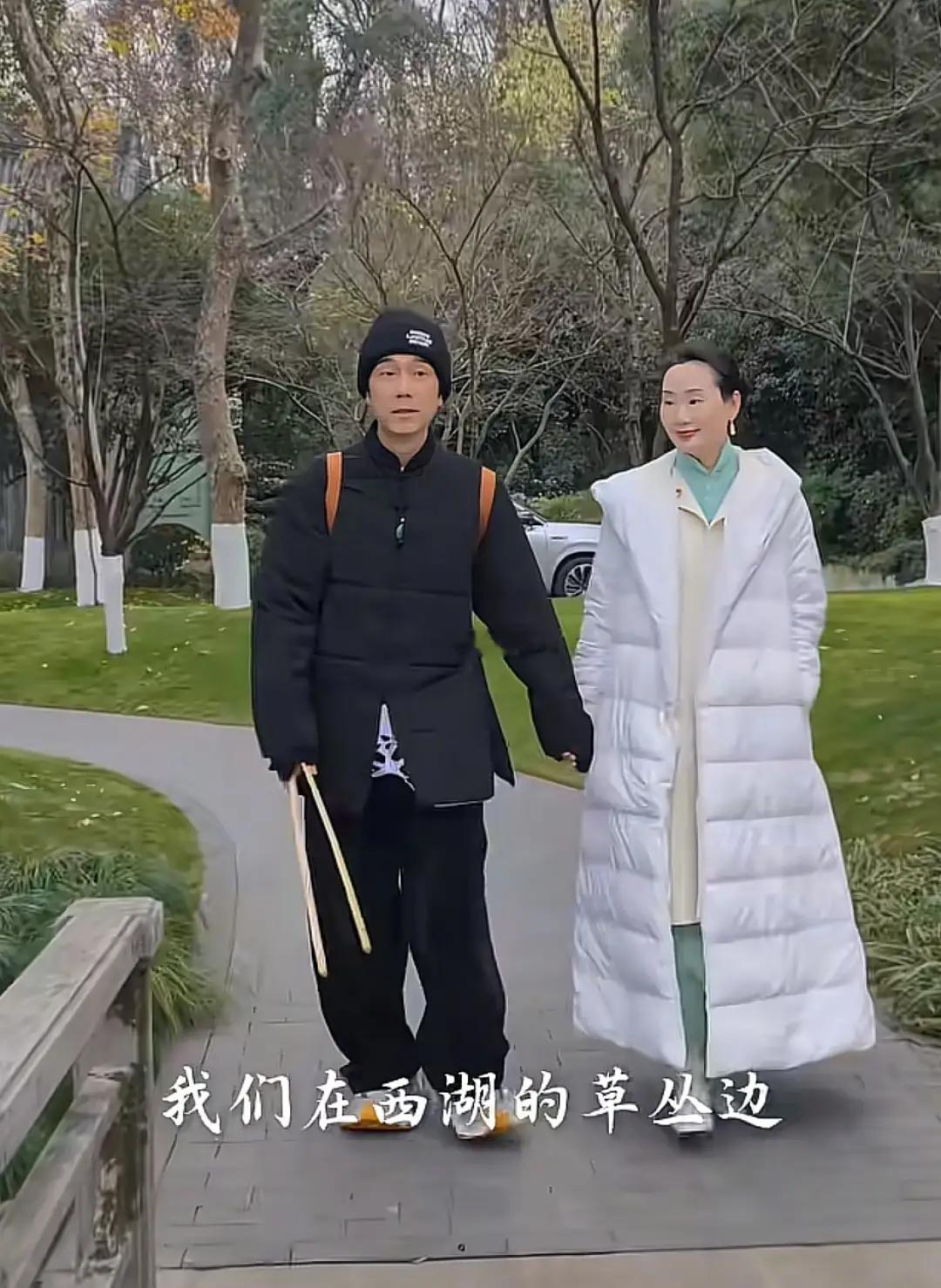 林依轮夫妇西湖旁捡无患子，老婆做手串当新年礼物夫妻俩都好年轻！！！！！ 