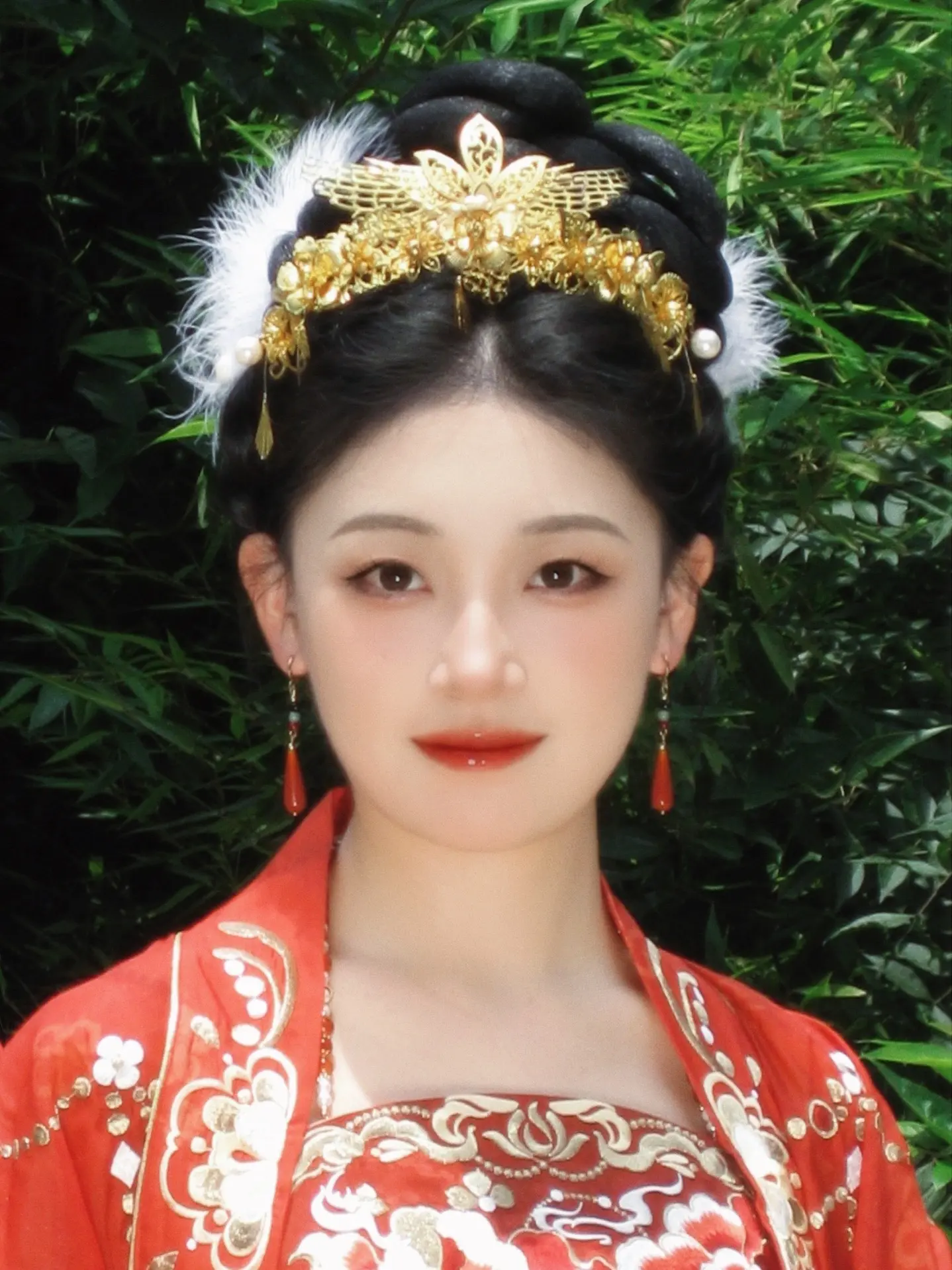 不待春风慢，我以明月宴群山。