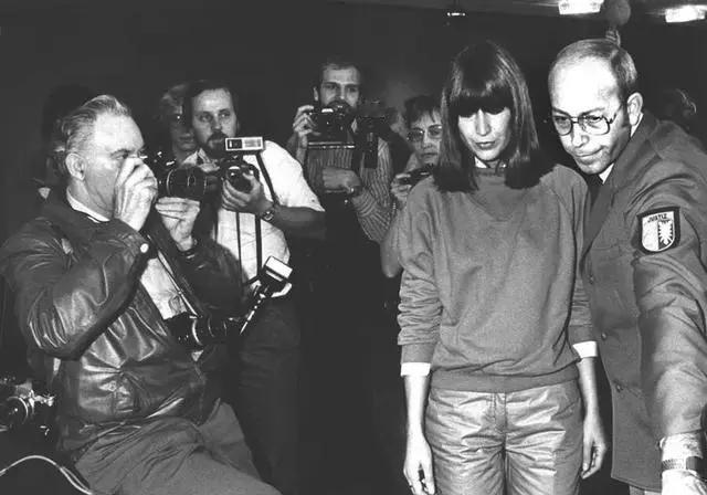 1981年，德国。庭审的第三天，当听到杀害自己女儿的凶手被判无罪后，玛丽安异常平