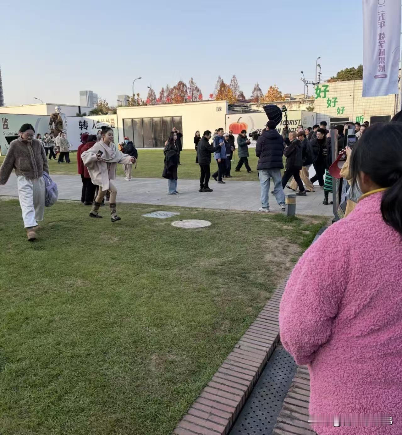 网友合肥一街区偶遇李连杰网友合肥某文创街区偶遇李连杰啦！身形挺拔精神利落，状态肉