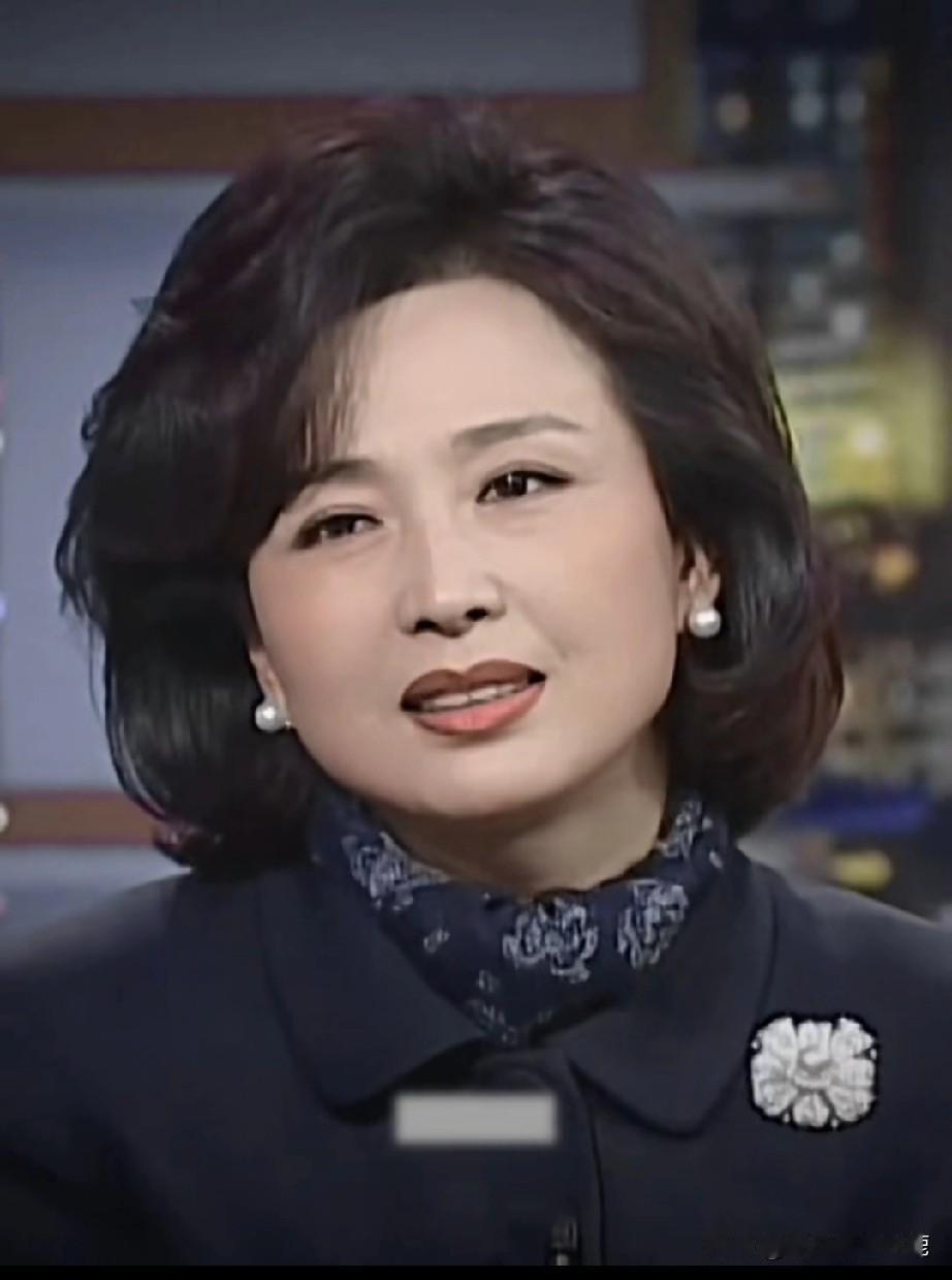 一眼便难以忘怀的女人！
宛如烙印深深刻在心底，绝对无法忘却的女人！
她是气质出尘