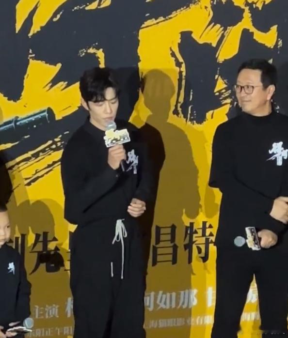 侯鸿亮看肖战好像李湘看王诗龄电影《得闲谨制》见面会上，侯鸿亮看肖战的眼神满眼都是