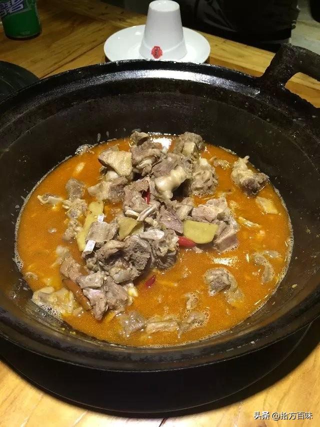 今天被专家们科普，说羊肉去膻最好的办法是放小茴香和孜然粉！可陕北的炖羊肉在我印象