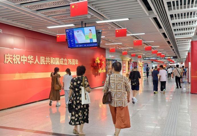 【厦门地铁“红”了！快来打卡~】近日，不少搭乘地铁的市民乘客发现厦门地铁变“红”