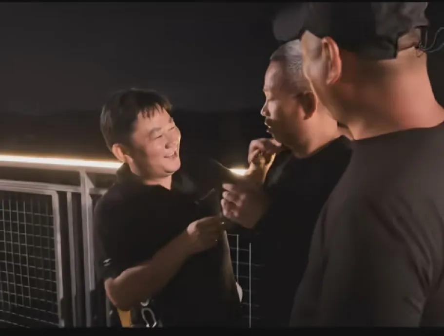 张雪晚上请远道而来的师傅牙哥吃饭，结果牙哥不小心把手弄伤了。你猜张雪是咋做的？他