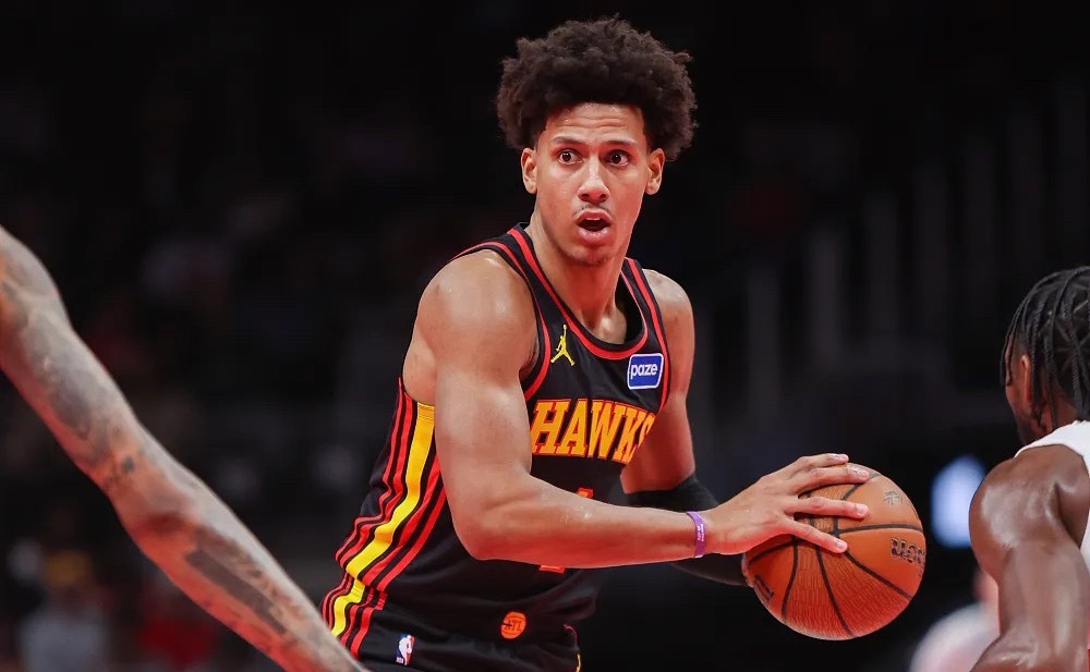 NBA常规赛继续进行，老鹰今天在主场对阵魔术。比赛进行至末节，杰伦·约翰逊已经拿