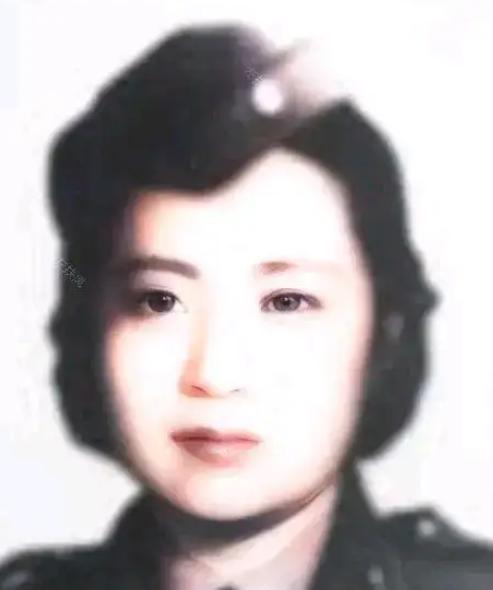 1951年，叶亚华在澳门街头要饭无果，无奈在牌子上写道：“我是抗日名将王铭章的遗