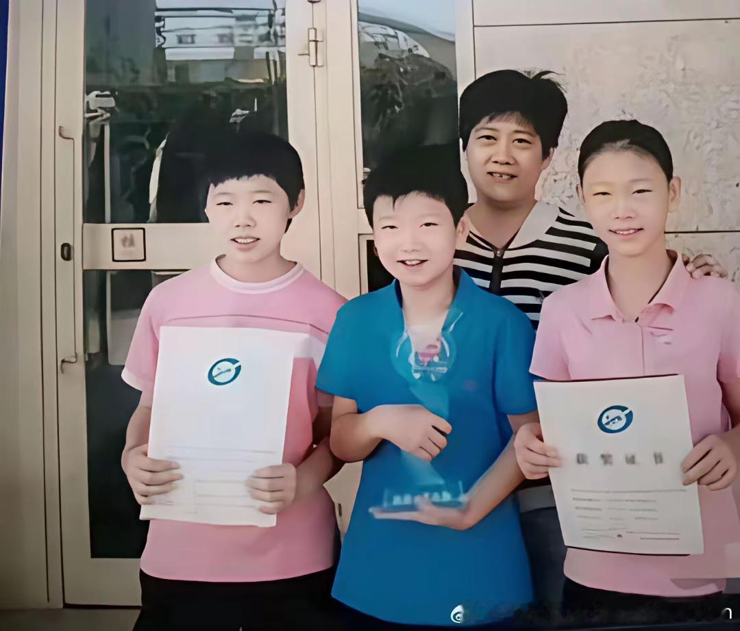 网友用袁枚的一句诗来形容这张照片：“苔花如米小，也学牡丹开。”以此来表彰莎莎的奋