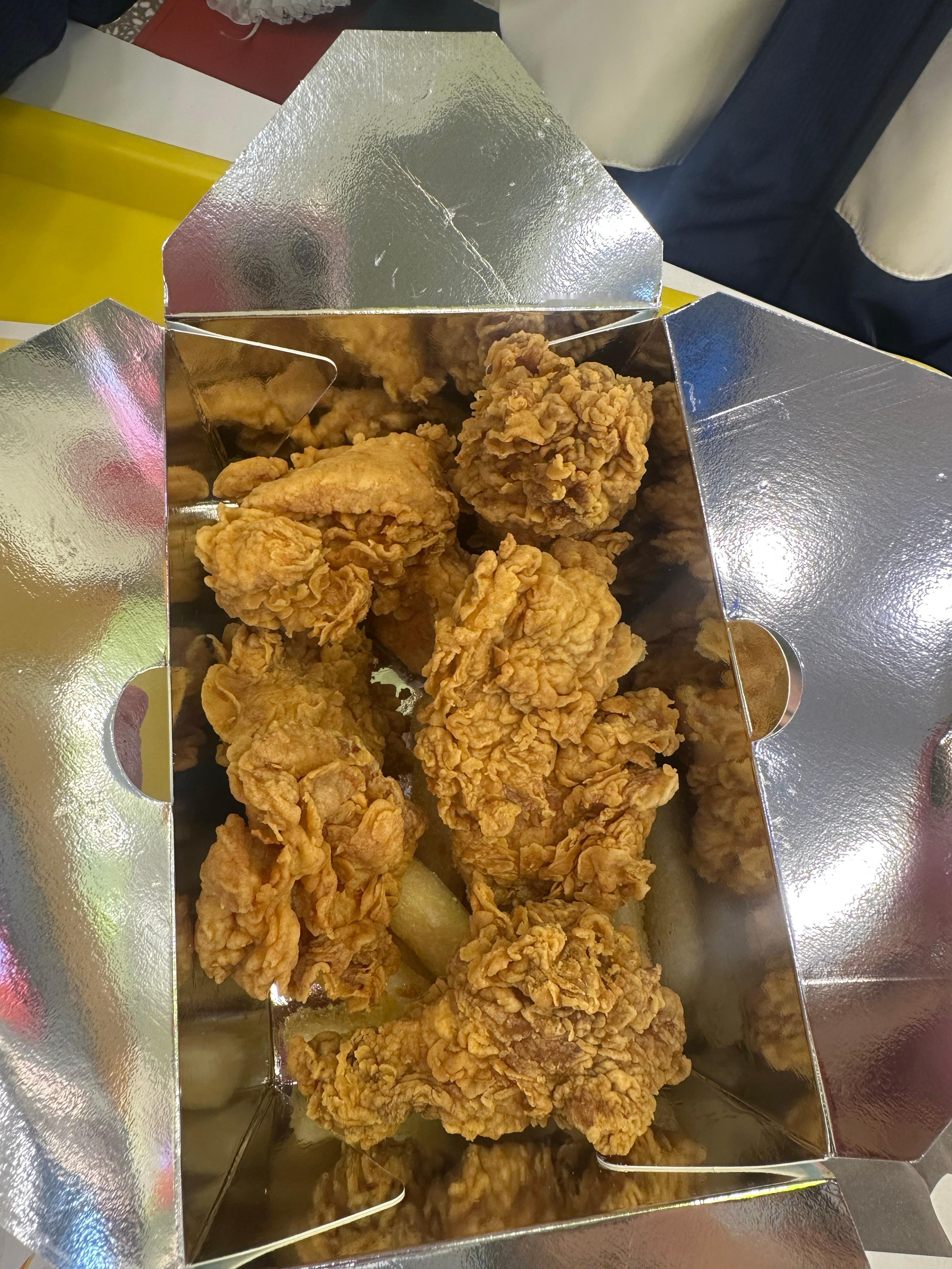 还得是娃娃挺享受🤣的！想吃啥？我们给钱就行！我们自己出去买东西还要考虑价格贵不